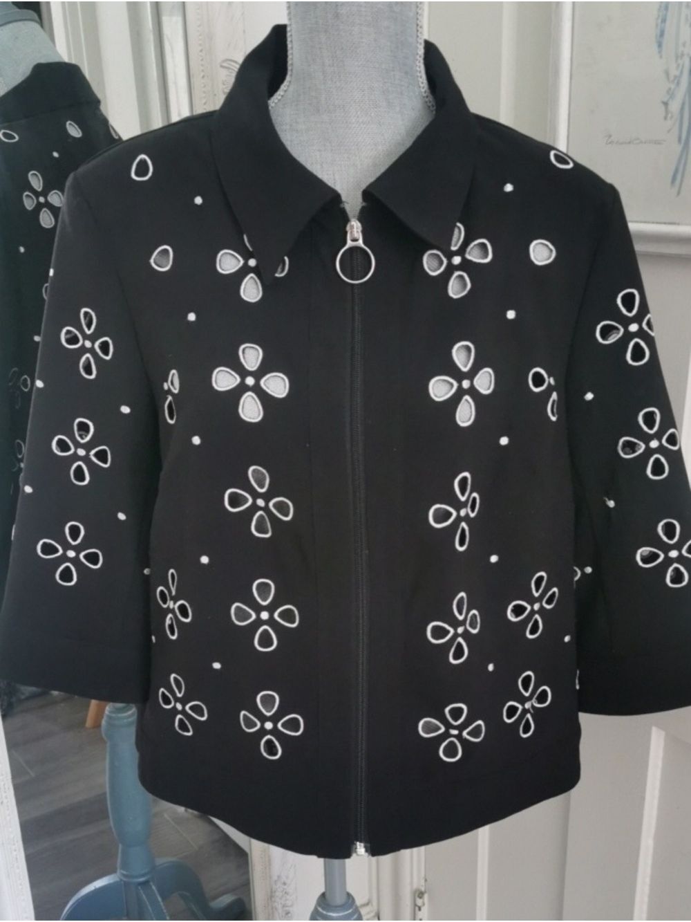 Womens TanJay Zip up Cutout Black/White Eyelet Blazer. Size 10